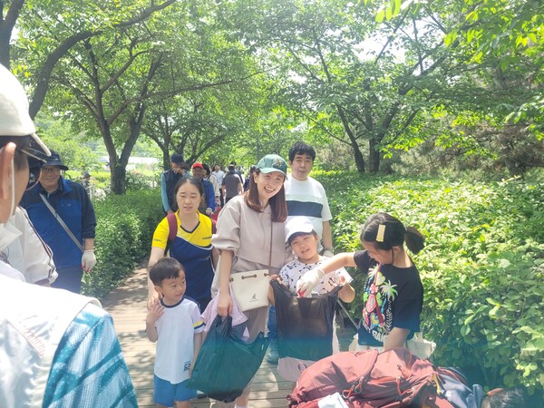 KB국민은행 파장동지점 원소현 대리가 자녀들과 함게 봉사활동하고 있다.