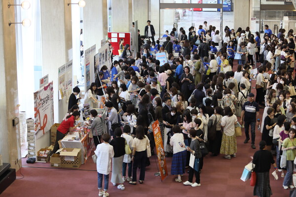 'KOREA DRAMA 여행' 이벤트에서 한국관광 홍보부스를 둘러보는 일본인들