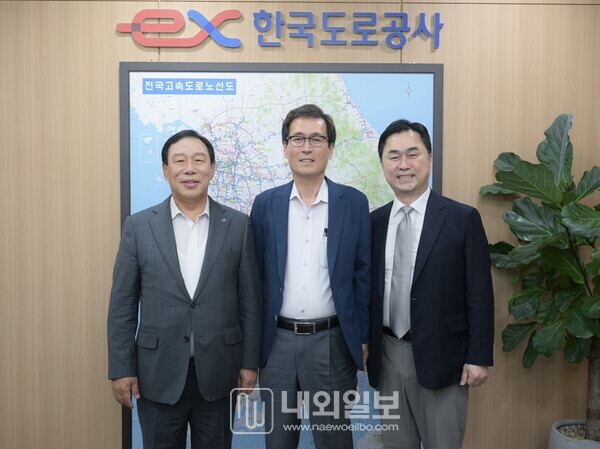 사진 : 왼쪽부터 최민호 세종시장, 함진규 한국도로공사 사장, 김종민 국회의원(세종갑, 새로운미래)