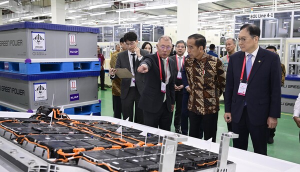 HLI그린파워에서 생산한 배터리셀을 살펴보고 있는 모습. 사진 오른쪽부터 정인교 통상교섭본부장, 조코 위도도(Joko Widodo) 인도네시아 대통령, 정의선 현대차그룹 회장